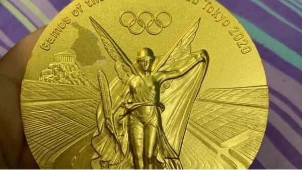 東京奧運(yùn)會(huì)蹦床冠軍朱雪瑩曬<i style='color:red'>金牌</i>：摳掉一層皮！