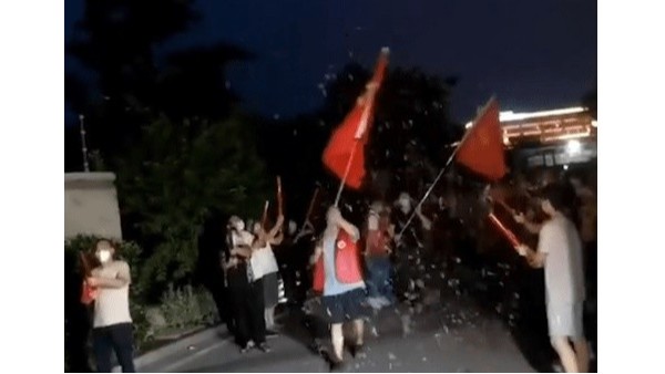 南京祿口街道解封，居民放煙花慶祝：在家憋壞啦！