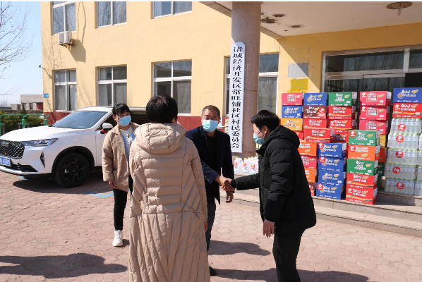 與社區(qū)人員合照1