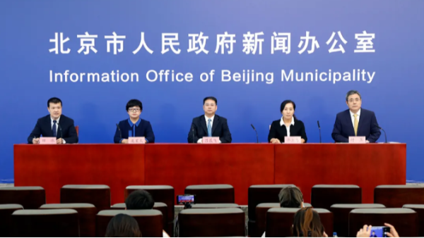 北京疫情管控嚴重，宏利圣得拍了拍你說：今天也要帶好口罩哦