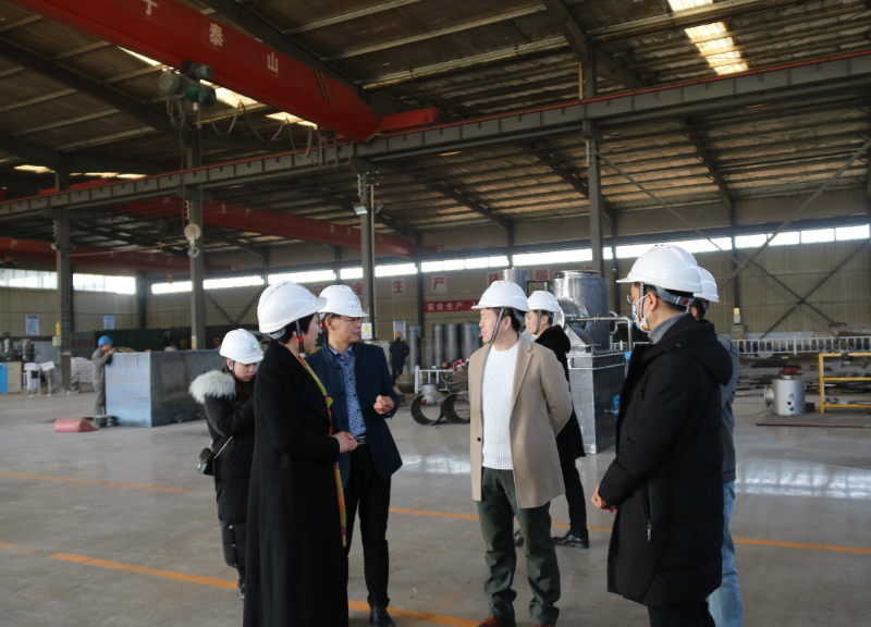 張會長視察產(chǎn)品