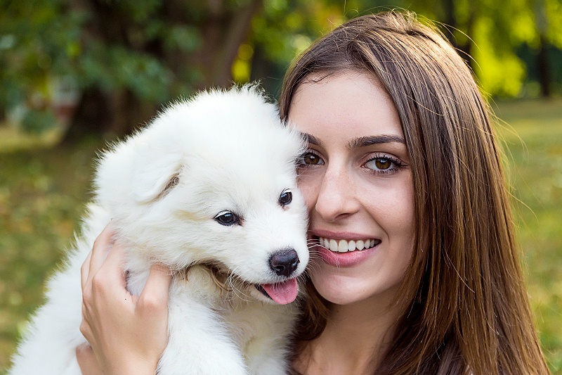 花瓣素材_狗,戶外,青年女人,純種犬,肖像,公園,草,動物,犬科的,歡樂_2307083
