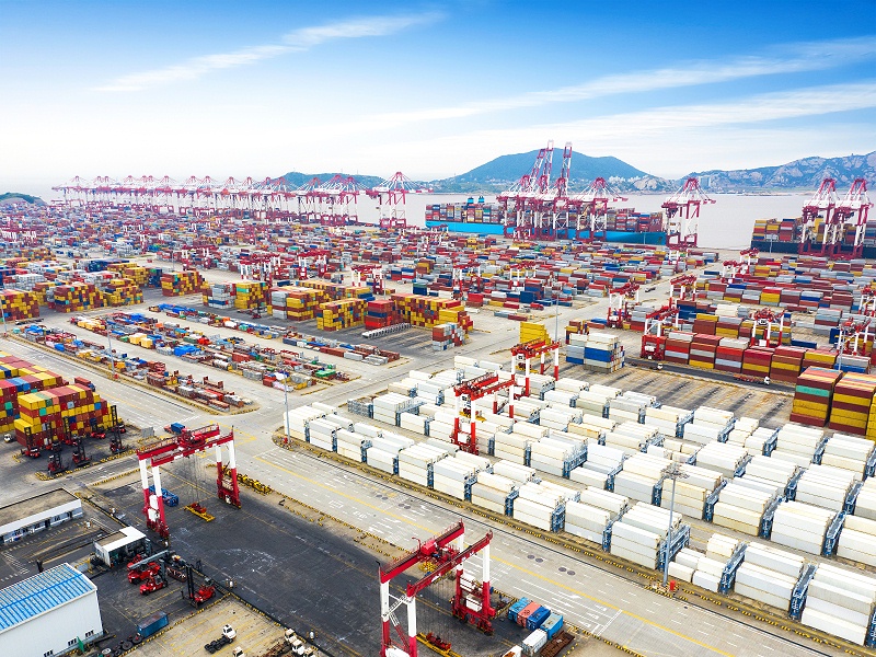 花瓣素材_物流與運(yùn)輸?shù)募b箱貨輪和貨機(jī)與工作起重機(jī)橋在日出船廠，物流進(jìn)出口和運(yùn)輸行業(yè)背景_113049133